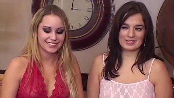Анальный фистинг от двух молодых лесбиянок перед веб камерой