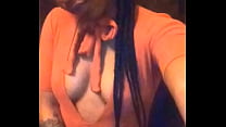 Шлюха-секретарша с аппетитными грудями и в чулочках сексуально позирует на камеру